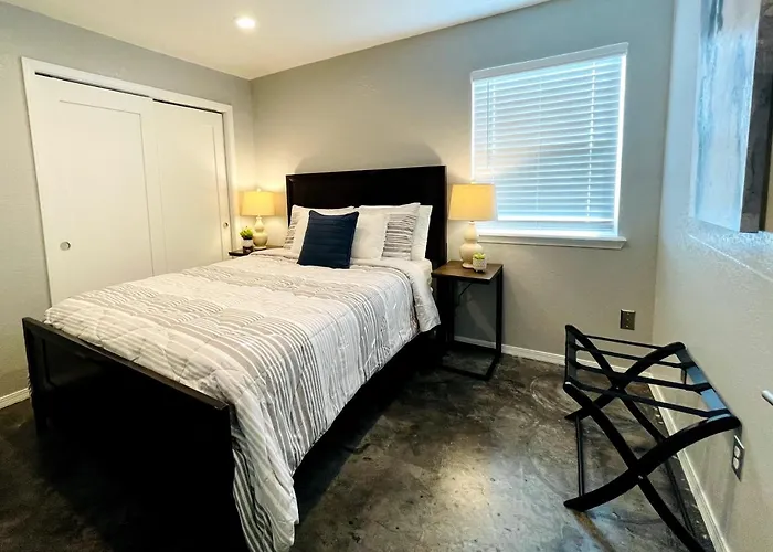 Evie\'s Campus-close 2 bedroom luxury