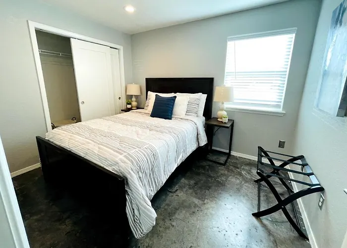 Evie\'s Campus-close 2 bedroom luxury